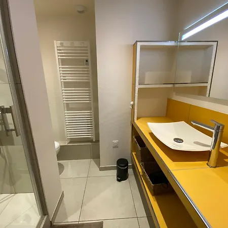 A Avec Parking, Wifi Et Acces Direct - Fr-1-374-219 *