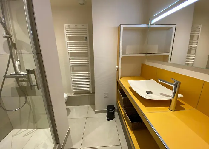 A Avec Parking, Wifi Et Acces Direct - Fr-1-374-219 *